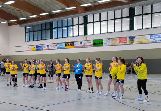 Radeburgs Handball-Damen lassen sich nach dem Sieg feiern.