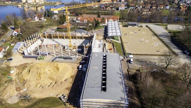 Blick aus der Luft auf die Baustelle der neuen Multifunktionsreithalle des Landgestütes Moritzburg.